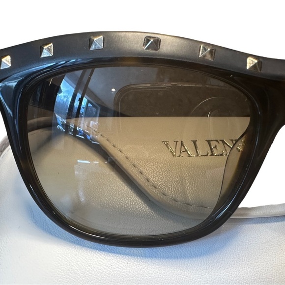 Valentino Rockstud sunglasses - gently used - Picture 4 of 10